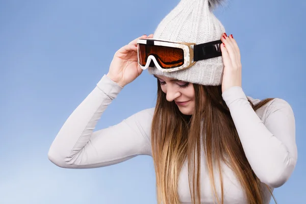 Женщина в термальных трусах лыжные гуглы — стоковое фото