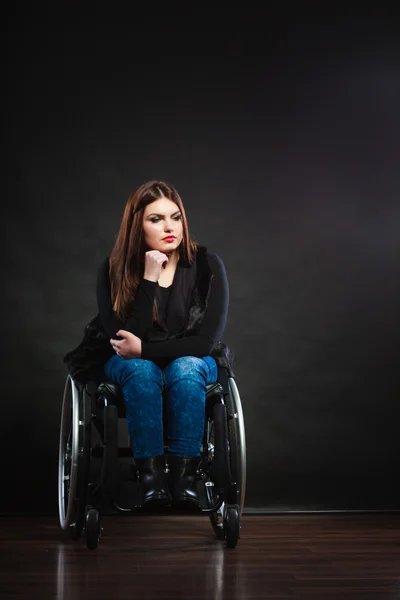 Menina triste sentado em cadeira de rodas . — Fotografia de Stock