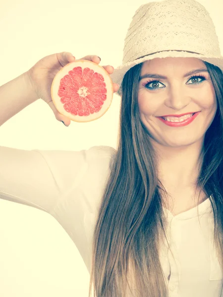 Жінка тримає половину грейпфрута цитрусових в руці — стокове фото