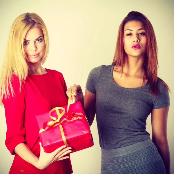 Dos señoritas con regalo rojo . — Foto de Stock