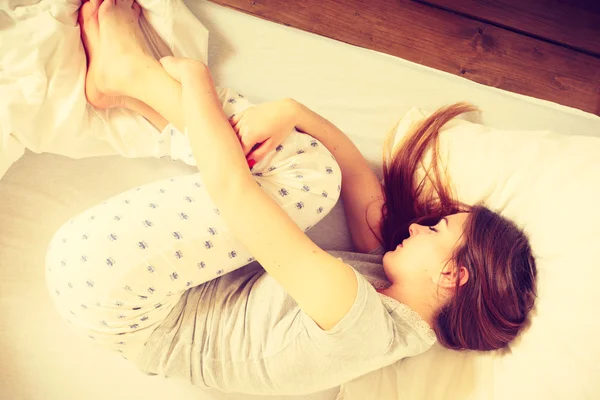 Mulher sonolenta dormindo na cama . — Fotografia de Stock