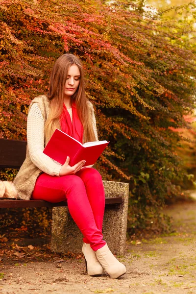 Mulher relaxante no parque outonal livro de leitura — Fotografia de Stock