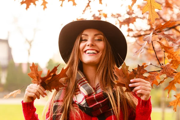 紅葉葉を持つ女性. — ストック写真