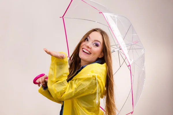 Mulher de capa impermeável com guarda-chuva. Previsão — Fotografia de Stock