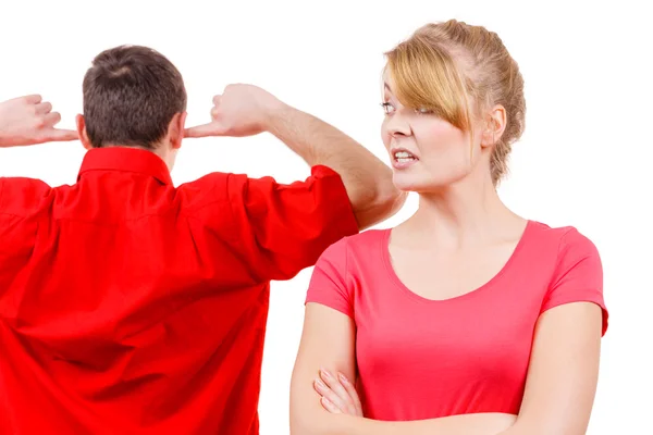 Pareja discutiendo. Hombre y mujer en desacuerdo —  Fotos de Stock