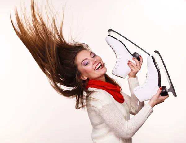 Szczęśliwa kobieta z łyżwami — Zdjęcie stockowe
