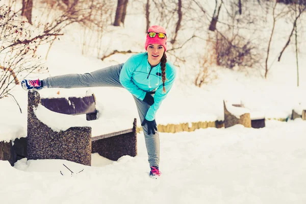 Meisje uitoefenen in winter park — Stockfoto
