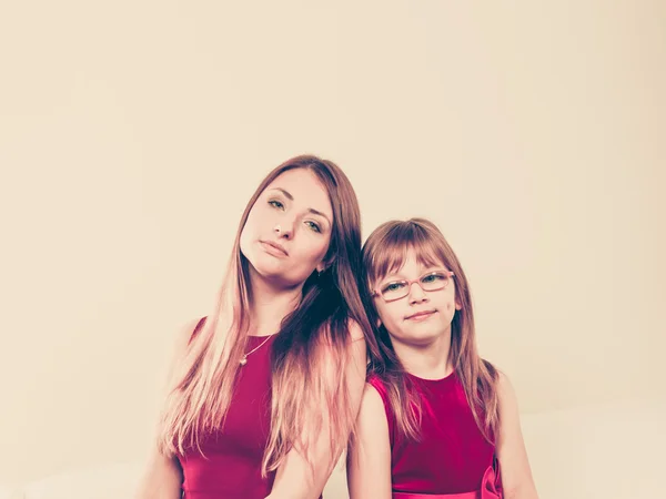 Madre e hija posando juntas — Foto de Stock