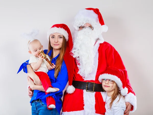Familia feliz junto con Santa Claus . — Foto de Stock