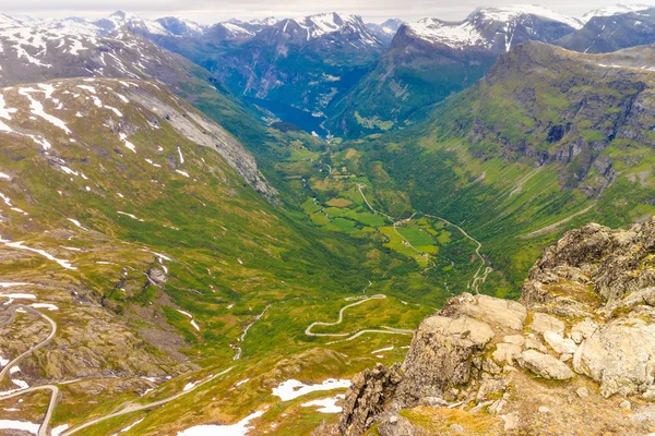 Uitzicht over de Geirangerfjord vanaf Dalsnibba uitzichtpunt in Noorwegen — Stockfoto