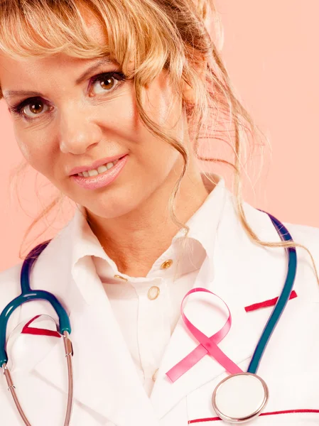 Läkare med rosa cancer band — Stockfoto