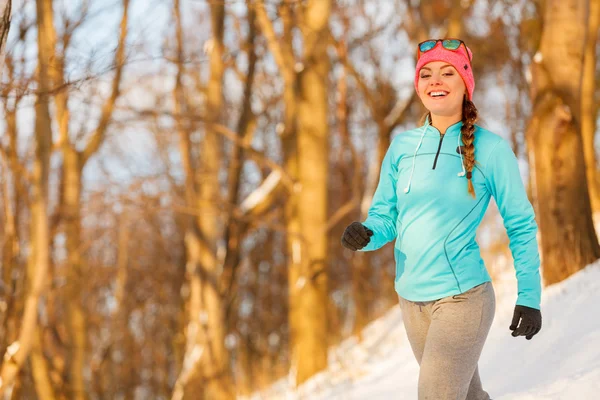 Chica haciendo ejercicio en ropa de invierno —  Fotos de Stock