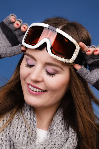 Kayakçı kız sıcak giysiler Kayak googles portre giyiyor. — Stok fotoğraf