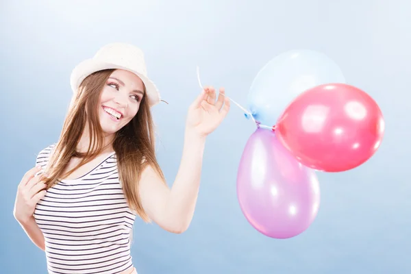 Vrouw zomer vrolijk meisje met kleurrijke ballonnen — Stockfoto