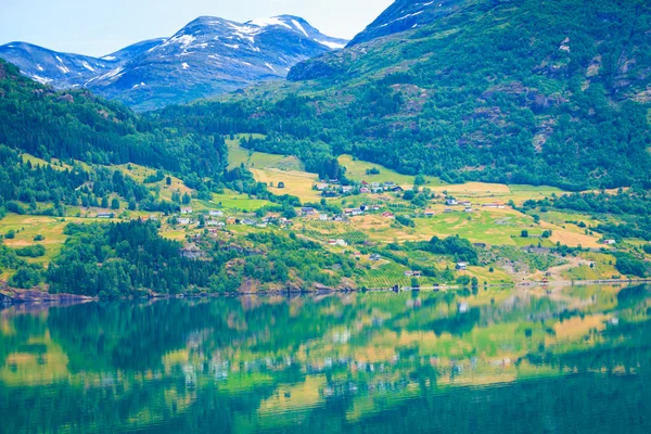Hegyek és a fjord-ban Norvégia, — Stock Fotó