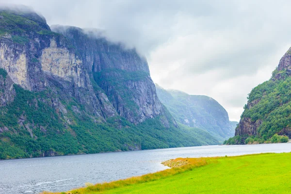 Bewölkte regnerische Berge und Fjord in Norwegen, — Stockfoto