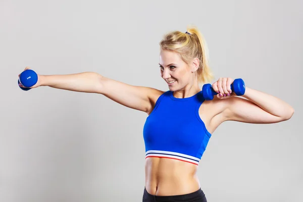 Fit vrouw tillen halters gewichten — Stockfoto