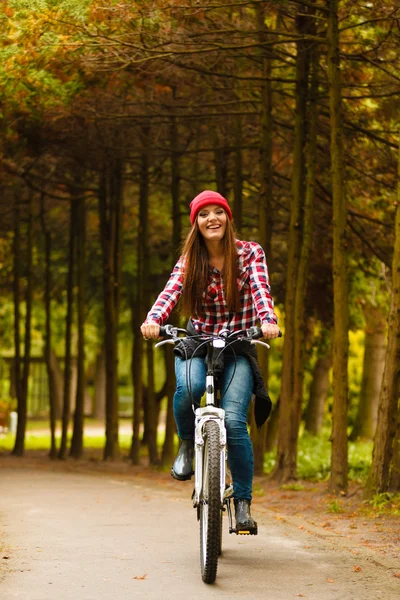 Dziewczyna relaks w jesiennym parku z rowerem. — Zdjęcie stockowe