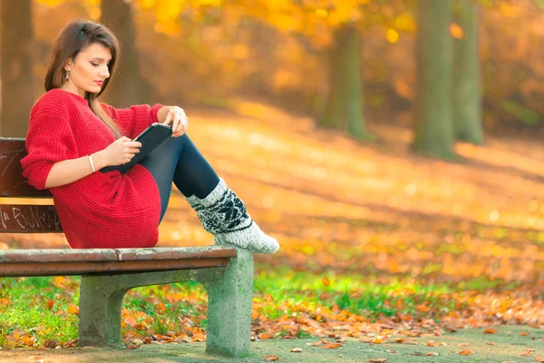 Mujer en el banco en el parque con la tableta . — Foto de Stock