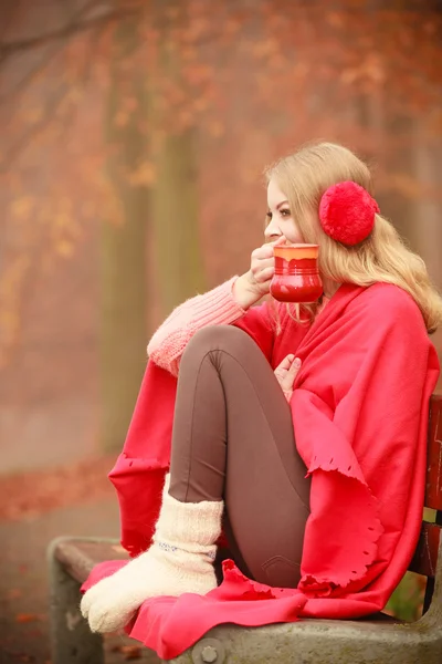 Girl with cup in park. — Stock Photo, Image