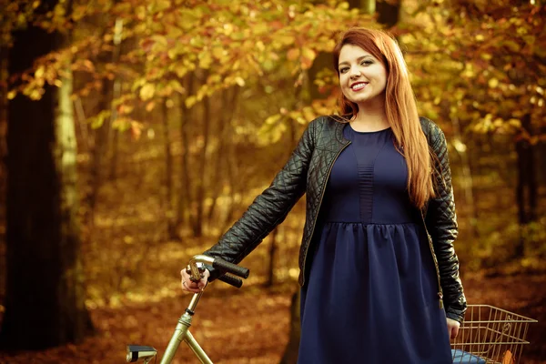 Meisje in jurk op fiets. — Stockfoto