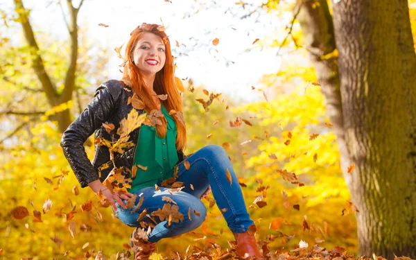 Tokig flicka kasta löv. — Stockfoto