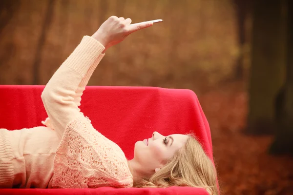 Giovane ragazza bionda nel parco . — Foto Stock