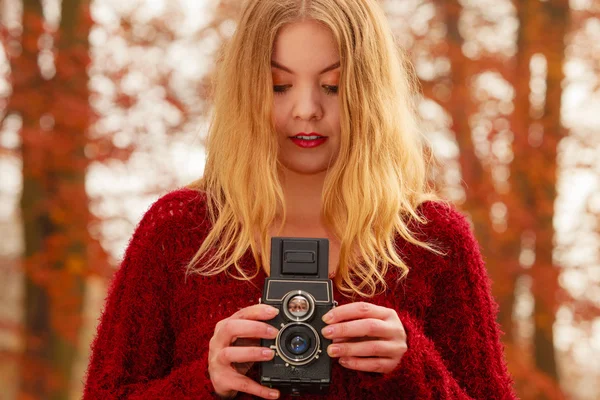 Ładna kobieta ze starym aparatem Vintage. — Zdjęcie stockowe