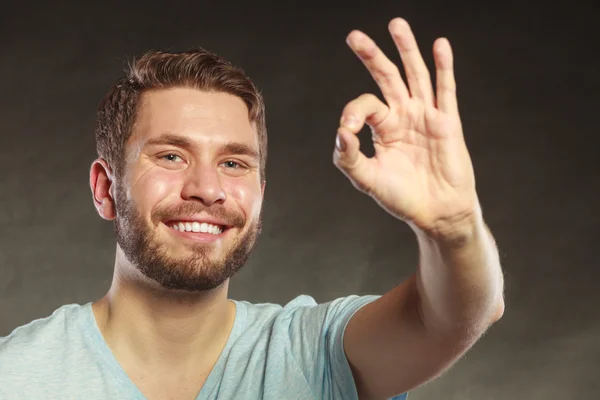 Schöner Mann Kerl gibt ok Zeichen Geste. — Stockfoto