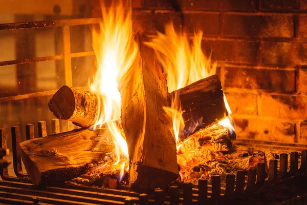 Närbild på brinnande eld i öppna spisen. — Stockfoto