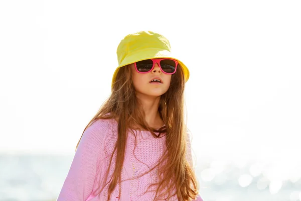 Портрет дівчини на відкритому повітрі в літній час . — стокове фото