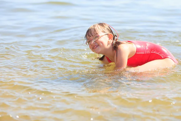 Klein meisje kind in zeewater. Leuk — Stockfoto