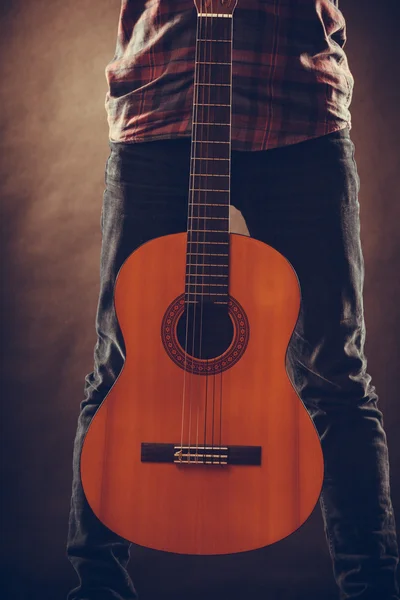 A pessoa está de pé com a guitarra . — Fotografia de Stock