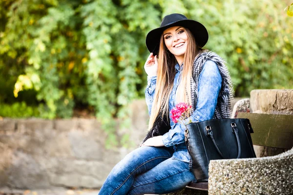 Jonge dame ontspannen in de tuin — Stockfoto