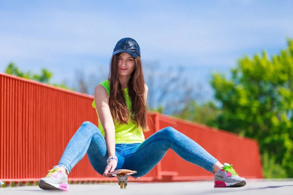 Teenage ragazza pattinatore equitazione skateboard sulla strada. — Foto Stock