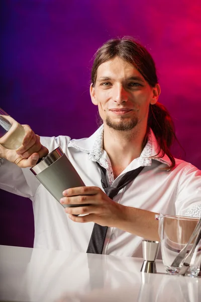 Barman fyller snapsglas. — Stockfoto