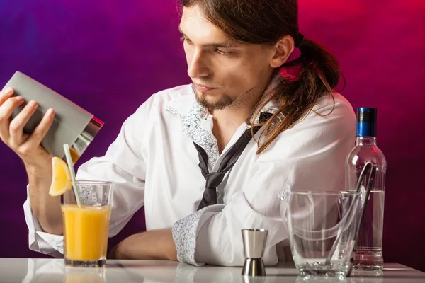 Barman at counter makes drink. — Stock Photo, Image