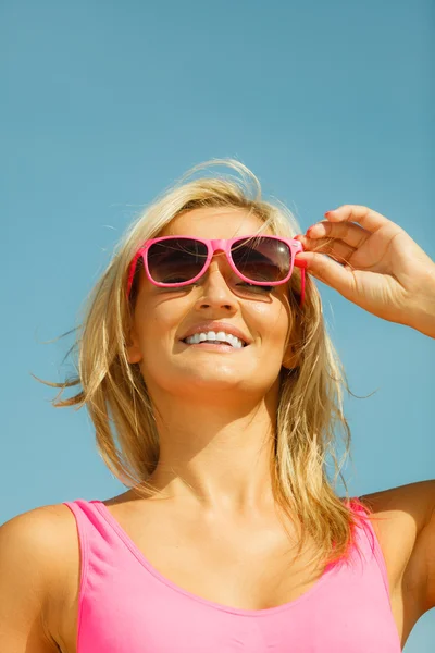 Ung flicka på stranden. — Stockfoto