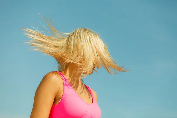 Jeune fille sur la plage. — Photo