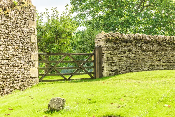 Puerta rústica en muro de piedra seca en Bibury Inglaterra . — Foto de Stock