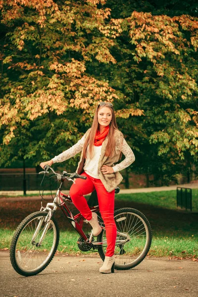 Chica relajante en el parque otoñal con bicicleta. — Foto de Stock