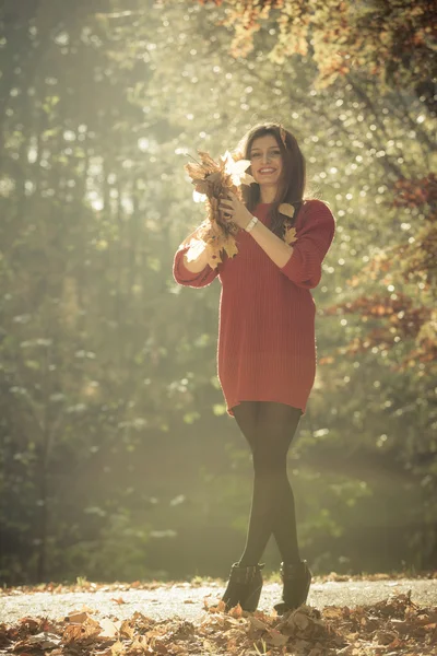 Ung flicka med gyllene löv. — Stockfoto
