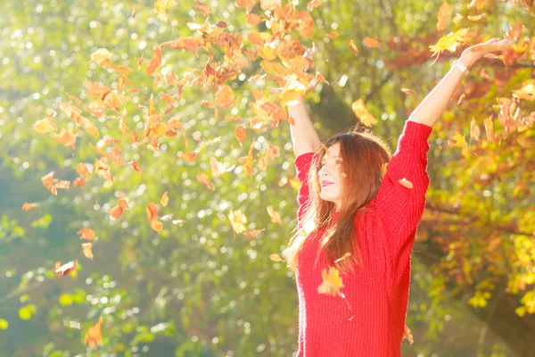 Senhora brincando com folhas . — Fotografia de Stock