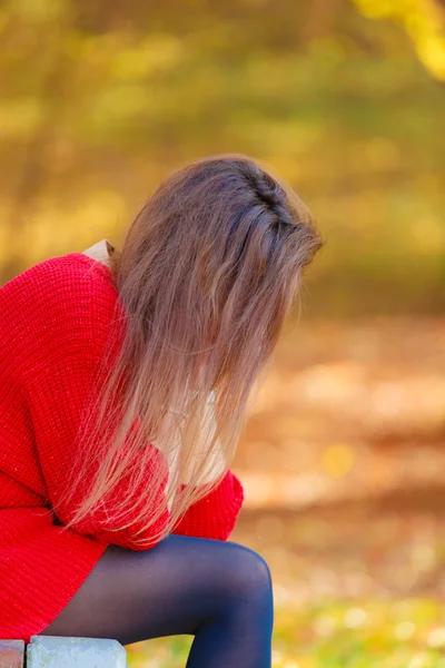 Traurige Frau sitzt auf Bank im Park — Stockfoto