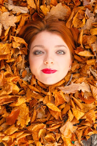 Jeune femme couverte de feuilles . — Photo