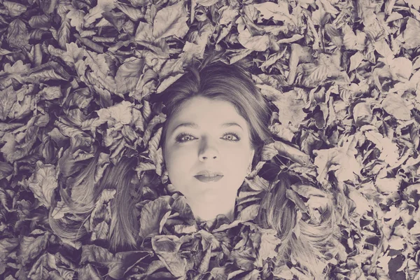 若い女性が葉で覆われて. — ストック写真