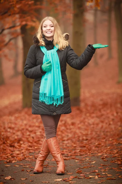 Ragazza sta camminando attraverso il parco . — Foto Stock