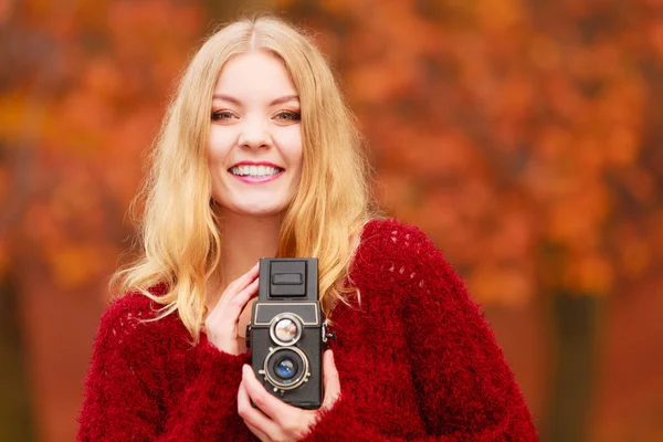 Söt leende kvinna med gamla vintage kamera. — Stockfoto