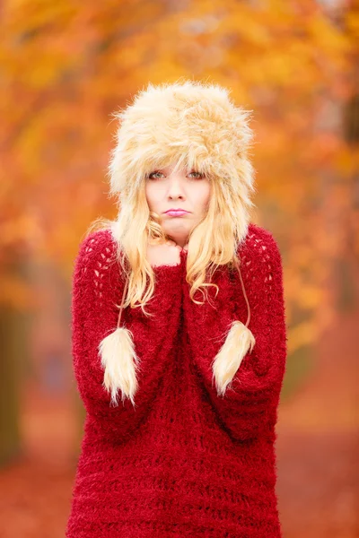 Hübsche Frau mit Wintermütze fühlt sich kalt an. — Stockfoto