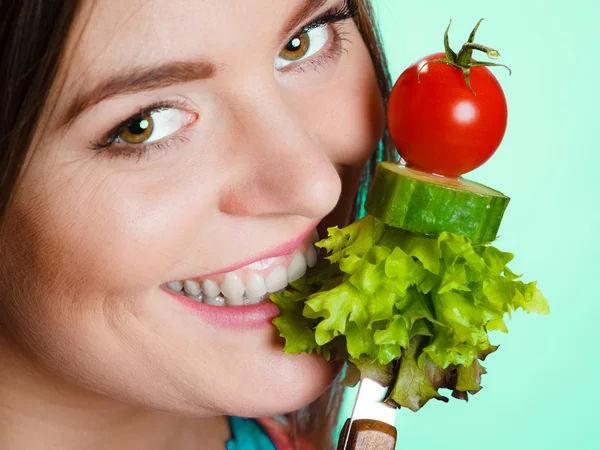 Jovem mulher apto com legumes . — Fotografia de Stock